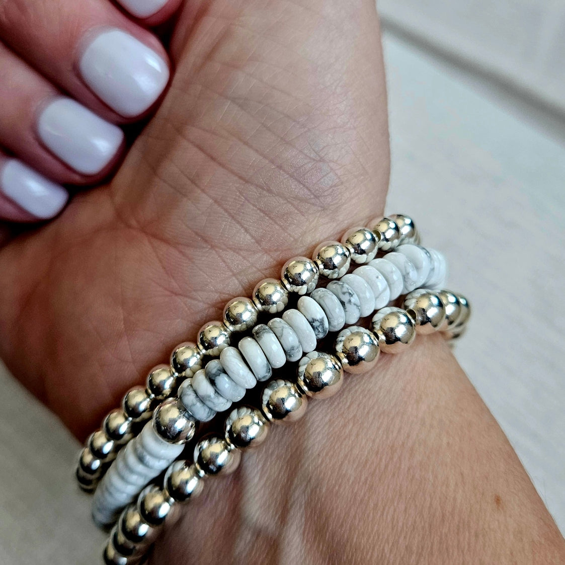 Howlite disk bracelet